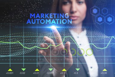 İş, teknoloji, Internet ve ağ kavramı. Geleceğin sanal bir ekranda çalışan genç bir girişimci ve yazıt görür: Pazarlama Otomasyonu