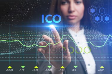 İş, teknoloji, Internet ve ağ kavramı. Geleceğin sanal bir ekranda çalışan genç bir girişimci ve yazıt görür: ICO
