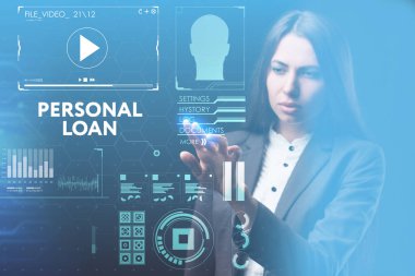 İş, teknoloji, Internet ve ağ kavramı. Geleceğin sanal bir ekranda çalışan genç bir girişimci ve yazıt görür: kişisel kredi