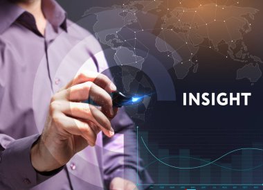 İş, teknoloji, Internet ve ağ kavramı. Geleceğin sanal bir ekranda çalışan genç bir girişimci ve yazıt görür: Insight