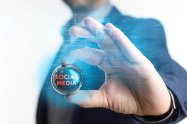 İş, teknoloji, Internet ve ağ kavramı. Geleceğin sanal bir ekranda çalışan genç bir girişimci ve yazıt görür: sosyal medya