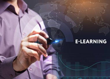 İş, teknoloji, Internet ve ağ kavramı. Geleceğin sanal bir ekranda çalışan genç bir girişimci ve yazıt görür: E-öğrenme