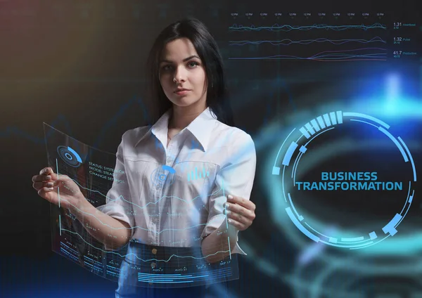 İş, teknoloji, internet ve şebeke kavramı. Genç bir girişimci geleceğin sanal ekranı üzerinde çalışıyor ve yazıyı görüyor: iş dönüşümü