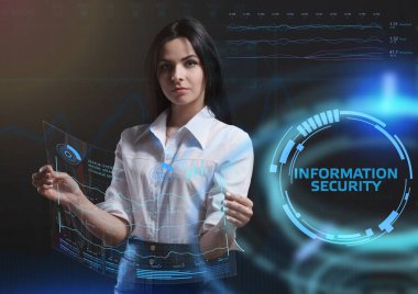 İş, teknoloji, Internet ve ağ kavramı. Geleceğin sanal bir ekranda çalışan genç bir girişimci ve yazıt görür: bilgi güvenliği