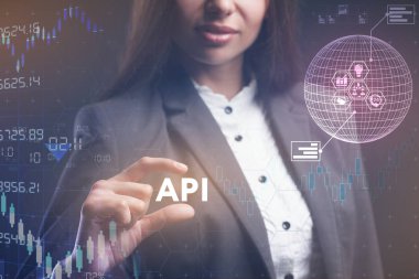 İş, teknoloji, Internet ve ağ kavramı. Geleceğin sanal bir ekranda çalışan genç bir girişimci ve yazıt görür: API