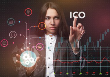 İş, teknoloji, Internet ve ağ kavramı. Geleceğin sanal bir ekranda çalışan genç bir girişimci ve yazıt görür: ICO