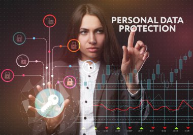 İş, teknoloji, Internet ve ağ kavramı. Geleceğin sanal bir ekranda çalışan genç bir girişimci ve yazıt görür: kişisel verilerin korunması