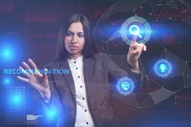 İş, teknoloji, Internet ve ağ kavramı. Geleceğin sanal bir ekranda çalışan genç bir girişimci ve yazıt görür: öneri