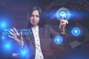 İş, teknoloji, Internet ve ağ kavramı. Geleceğin sanal bir ekranda çalışan genç bir girişimci ve yazıt görür: mobil uygulamaları geliştirme