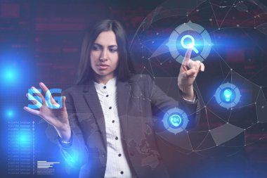 İş, teknoloji, Internet ve ağ kavramı. Geleceğin sanal bir ekranda çalışan genç bir girişimci ve yazıt görür: 5g