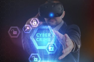 İş, teknoloji, Internet ve ağ kavramı. Geleceğin sanal bir ekranda çalışan genç bir girişimci ve yazıt görür: siber suç