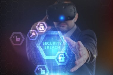 İş, teknoloji, Internet ve ağ kavramı. Geleceğin sanal bir ekranda çalışan genç bir girişimci ve yazıt görür: güvenlik ihlali
