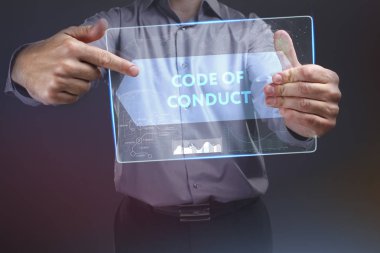 İş, teknoloji, Internet ve ağ kavramı. Geleceğin sanal bir ekranda çalışan genç bir girişimci ve yazıt görür: davranış kuralları