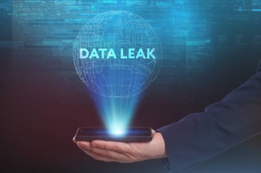 İş, teknoloji, Internet ve ağ kavramı. Geleceğin sanal bir ekranda çalışan genç bir girişimci ve yazıt görür: veri sızıntısı