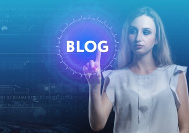 İş, teknoloji, Internet ve ağ kavramı. Geleceğin sanal bir ekranda çalışan genç bir girişimci ve yazıt görür: blog