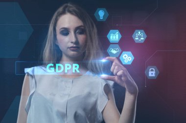 İş, teknoloji, Internet ve ağ kavramı. Geleceğin sanal bir ekranda çalışan genç bir girişimci ve yazıt görür: Gdpr