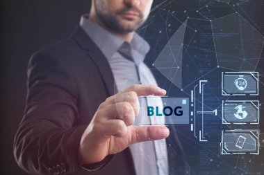 İş, teknoloji, Internet ve ağ kavramı. Geleceğin sanal bir ekranda çalışan genç bir girişimci ve yazıt görür: blog