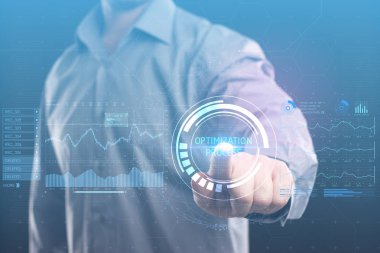 İş, teknoloji, Internet ve ağ kavramı. Geleceğin sanal bir ekranda çalışan genç bir girişimci ve yazıt görür: Optimizasyon işlemi