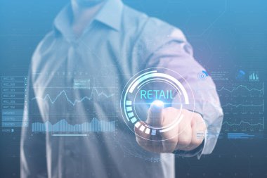 İş, teknoloji, internet ve şebeke kavramı. Geleceğin sanal ekranı üzerinde çalışan genç bir girişimci yazıyı görür: Perakende satış