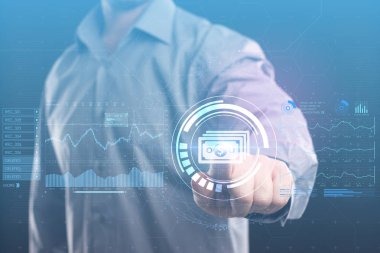 İş, teknoloji, Internet ve ağ kavramı. Geleceğin sanal bir ekranda çalışan genç bir girişimci ve yazıt görür: 