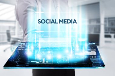 İş, teknoloji, Internet ve ağ kavramı. Geleceğin sanal bir ekranda çalışan genç bir girişimci ve yazıt görür: sosyal medya
