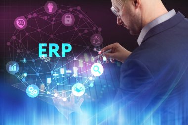 İş, teknoloji, Internet ve ağ kavramı. Geleceğin sanal bir ekranda çalışan genç bir girişimci ve yazıt görür: Erp