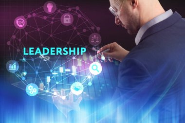 İş, teknoloji, Internet ve ağ kavramı. Geleceğin sanal bir ekranda çalışan genç bir girişimci ve yazıt görür: liderlik