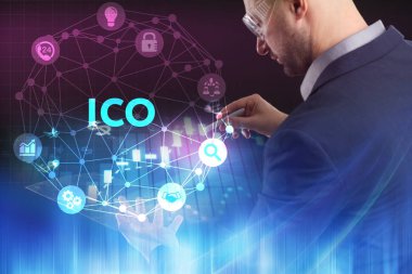 İş, teknoloji, Internet ve ağ kavramı. Geleceğin sanal bir ekranda çalışan genç bir girişimci ve yazıt görür: ICO