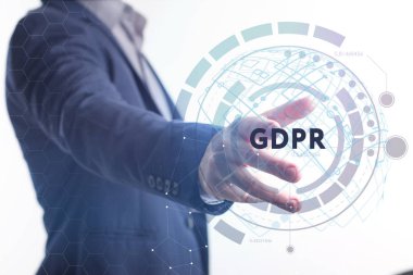 İş, teknoloji, Internet ve ağ kavramı. Geleceğin sanal bir ekranda çalışan genç bir girişimci ve yazıt görür: Gdpr