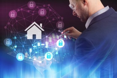 İş, teknoloji, Internet ve ağ kavramı. Geleceğin sanal bir ekranda çalışan genç bir girişimci ve yazıt görür: 