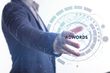 İş, teknoloji, Internet ve ağ kavramı. Geleceğin sanal bir ekranda çalışan genç bir girişimci ve yazıt görür: Adwords