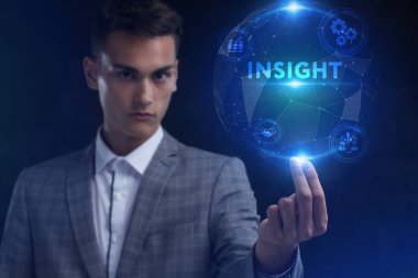 İş, teknoloji, Internet ve ağ kavramı. Geleceğin sanal bir ekranda çalışan genç bir girişimci ve yazıt görür: Insight