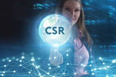 İş, teknoloji, internet ve şebeke kavramı. Genç bir girişimci geleceğin sanal ekranı üzerinde çalışıyor ve yazıyı görüyor: CSR