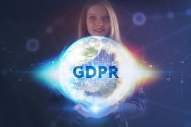 İş, teknoloji, Internet ve ağ kavramı. Geleceğin sanal bir ekranda çalışan genç bir girişimci ve yazıt görür: Gdpr