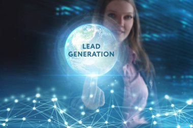 İş, teknoloji, Internet ve ağ kavramı. Geleceğin sanal bir ekranda çalışan genç bir girişimci ve yazıt görür: Kurşun Üretimi