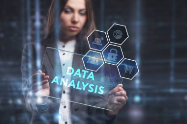 İş, teknoloji, Internet ve ağ kavramı. Geleceğin sanal bir ekranda çalışan genç bir girişimci ve yazıt görür: veri analizi