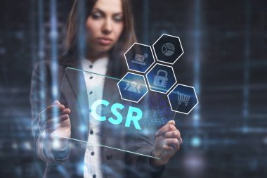 İş, teknoloji, internet ve şebeke kavramı. Genç bir girişimci geleceğin sanal ekranı üzerinde çalışıyor ve yazıyı görüyor: CSR