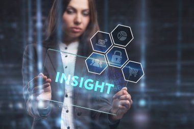 İş, teknoloji, Internet ve ağ kavramı. Geleceğin sanal bir ekranda çalışan genç bir girişimci ve yazıt görür: Insight