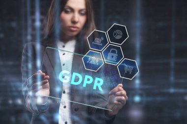 İş, teknoloji, Internet ve ağ kavramı. Geleceğin sanal bir ekranda çalışan genç bir girişimci ve yazıt görür: Gdpr