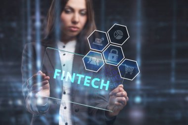 İş, teknoloji, Internet ve ağ kavramı. Geleceğin sanal bir ekranda çalışan genç bir girişimci ve yazıt görür: Fintech