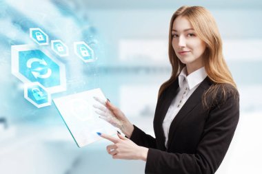 İş, teknoloji, Internet ve ağ kavramı. Geleceğin sanal bir ekranda çalışan genç bir girişimci ve yazıt görür: 