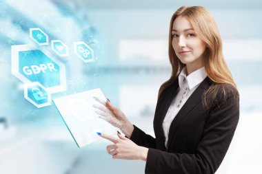 İş, teknoloji, Internet ve ağ kavramı. Geleceğin sanal bir ekranda çalışan genç bir girişimci ve yazıt görür: Gdpr