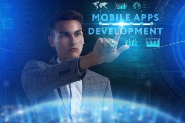 İş, teknoloji, Internet ve ağ kavramı. Geleceğin sanal bir ekranda çalışan genç bir girişimci ve yazıt görür: mobil uygulamaları geliştirme