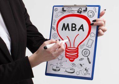 İş, teknoloji, internet ve ağ kavramı. Anahtar kelime gösterilen genç girişimci: Mba