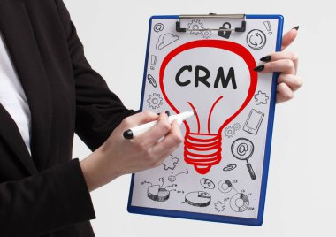 İş, teknoloji, internet ve ağ kavramı. Anahtar kelime gösterilen genç girişimci: Crm