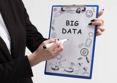 İş, teknoloji, internet ve ağ kavramı. Anahtar kelime gösterilen genç girişimci: büyük veri