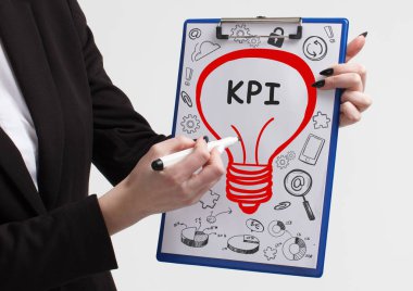 İş, teknoloji, internet ve ağ kavramı. Anahtar kelime gösterilen genç girişimci: KPI