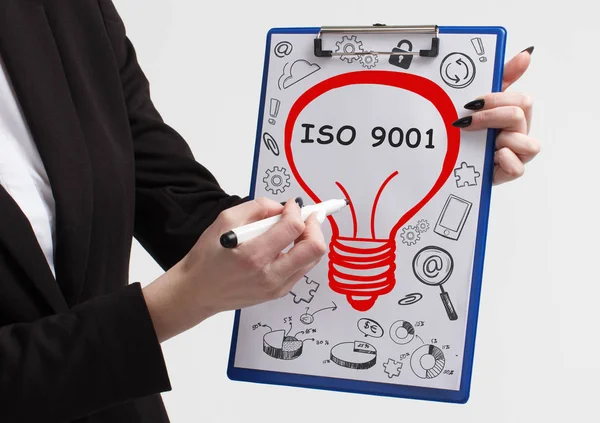 互联网和网络概念 显示关键词的青年企业家 Iso 9001 — 图库照片