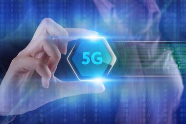 İş, teknoloji, Internet ve ağ kavramı. Geleceğin sanal bir ekranda çalışan genç bir girişimci ve yazıt görür: 5g
