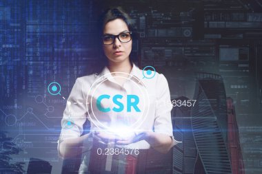İş, teknoloji, internet ve şebeke kavramı. Genç bir girişimci geleceğin sanal ekranı üzerinde çalışıyor ve yazıyı görüyor: CSR